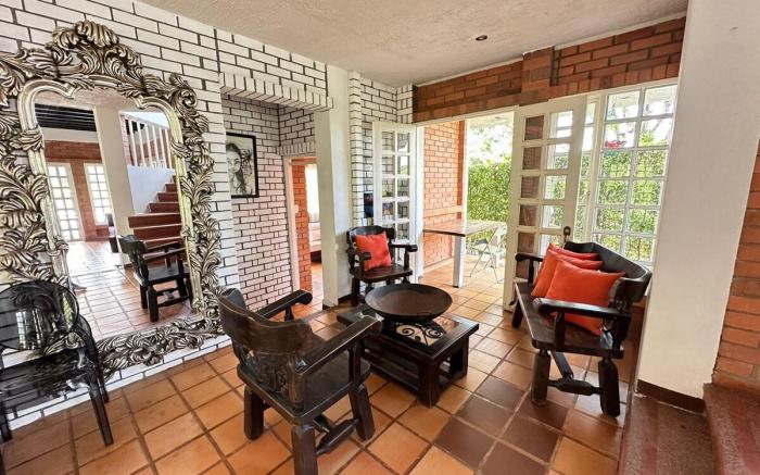 Chalet con piscina y  zonas verdes cerca Armenia
