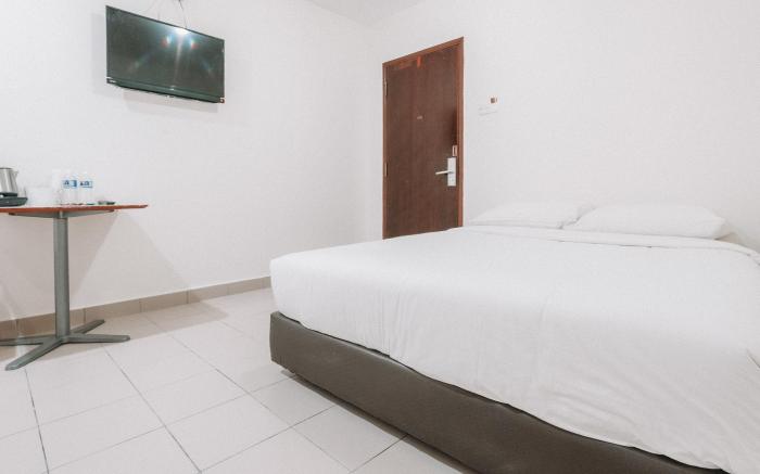 A Hotel Desker, Stay from 10PM to 9AM