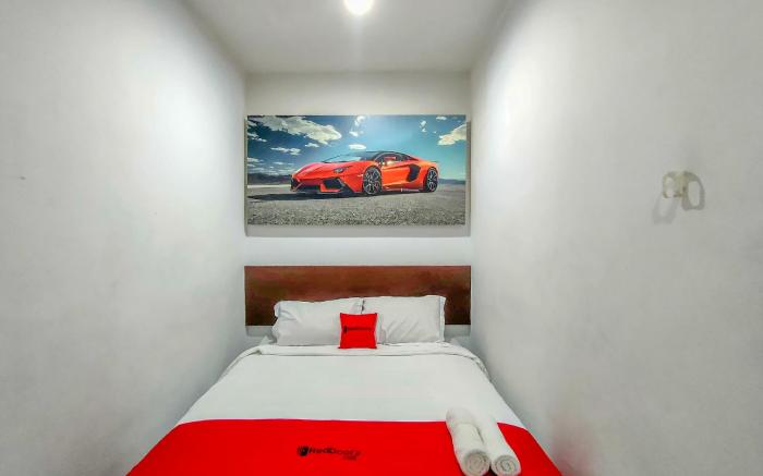 RedDoorz Padang Pasir near Petra University Surabaya