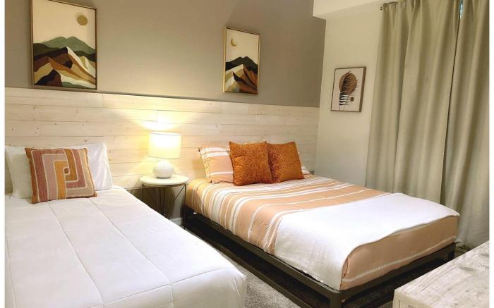 Chic 2Bed Condo at Storey Lake, Mickey Room