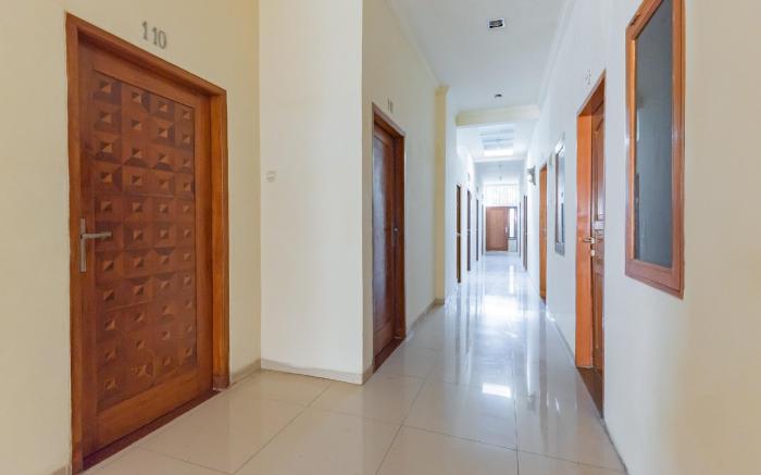 RedDoorz near Pasar Pagi 2 by Cassana