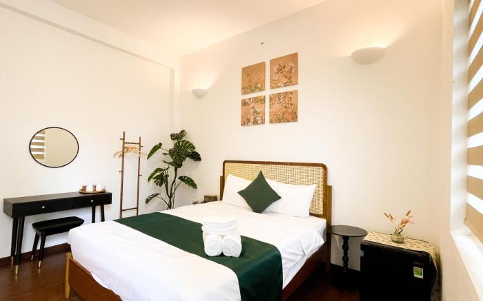 XOI Mira 4_Balcony Room in Lakeside Villa +Laundry