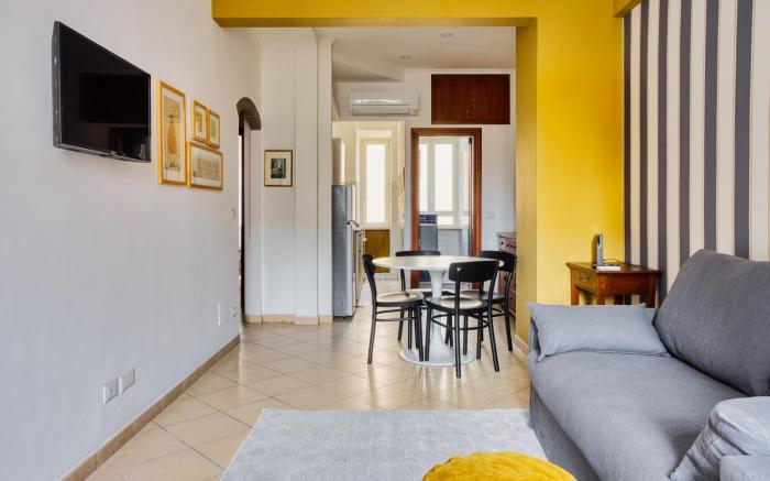 Yellow Stripes Apartment - San Giovanni by RHR