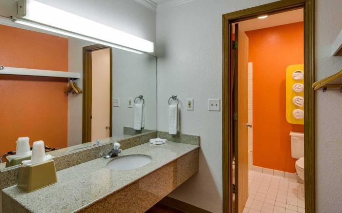 Motel 6 Waukegan, IL