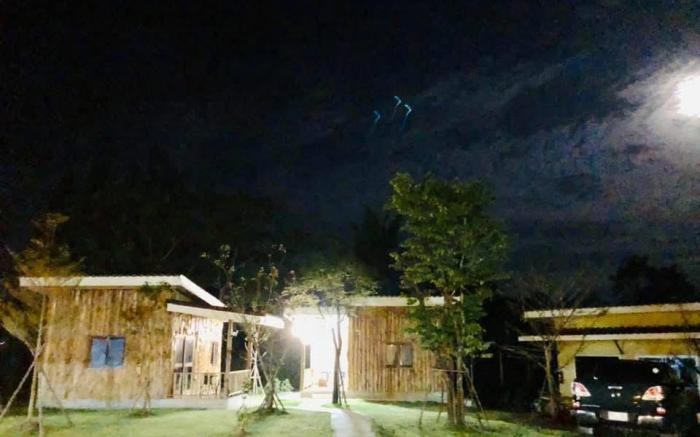 รีสอร์ท บ้านไร่แสงเดือน