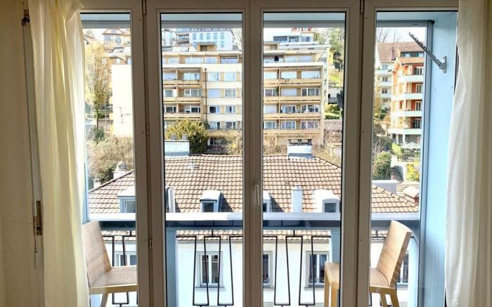 1BDR Apt with Balcony - Central Location