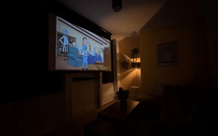 Central Seaside Apartment with Home Cinema
