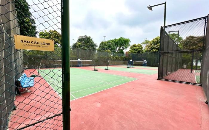 Full Amenities, Central Location Next To Marriott