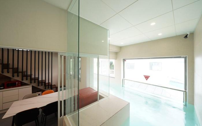 Romantic limit exceeded_Private Pool_B202