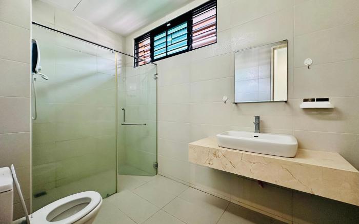 Luxury 5BR Stay| Walk to Beach & Night Market Fun!