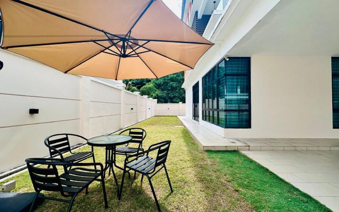 Luxury 5BR Stay| Walk to Beach & Night Market Fun!