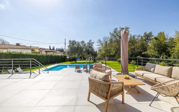 Modern Villa with Heated Pool and Garden 