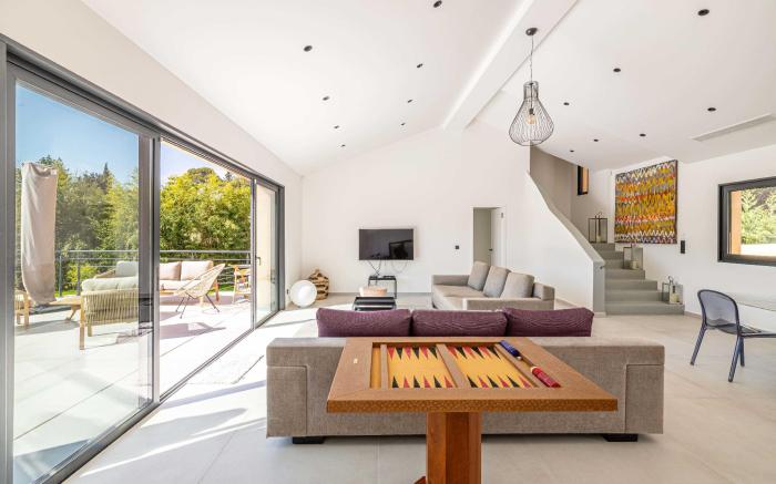 Modern Villa with Heated Pool and Garden 