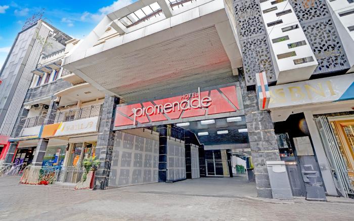Dancenter Promenade Near Cihampelas Walk