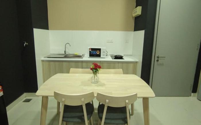 KLIA Transit Studio | 2 Queen Beds, Pool & WiFi