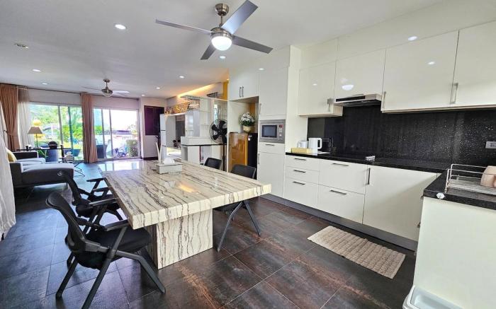 Modern 3-Bedroom Townhome Kamala