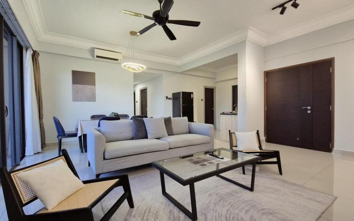 [Short Walk to Custom & City Sqaure] 3 BRs 8 Pax.