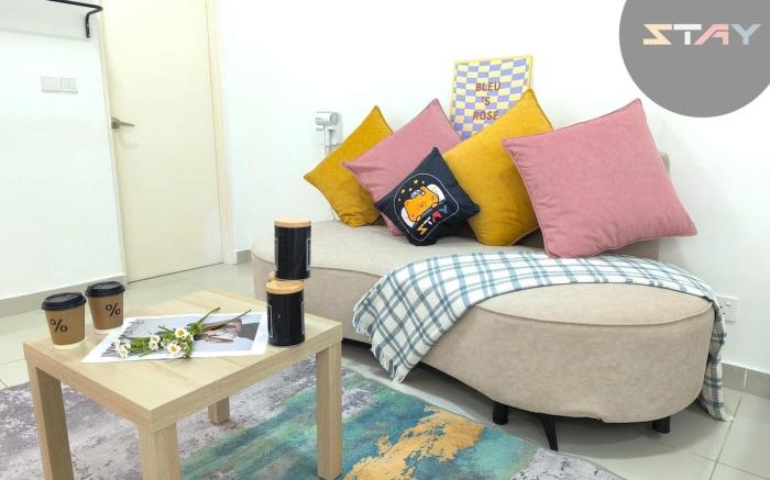 Meridin Sovo Couple Stylish Studio Netflix BySTAY