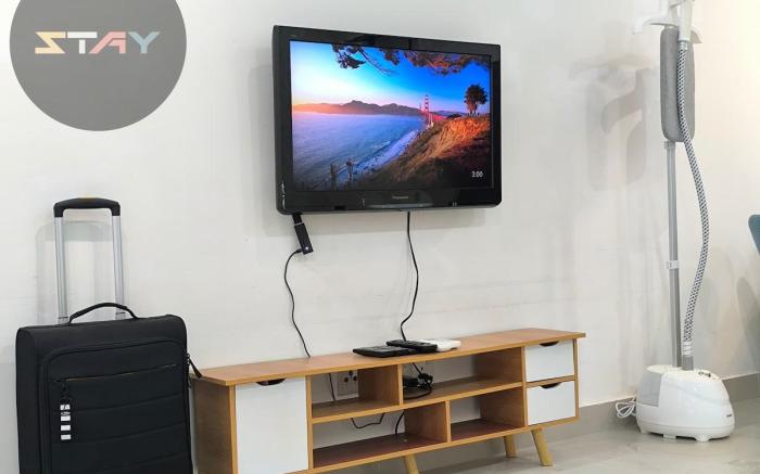 Meridin Sovo Couple Stylish Studio Netflix BySTAY