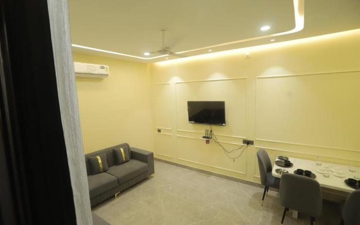 Golden Glow - Luxury 1BHK Penthouse with Bathtub