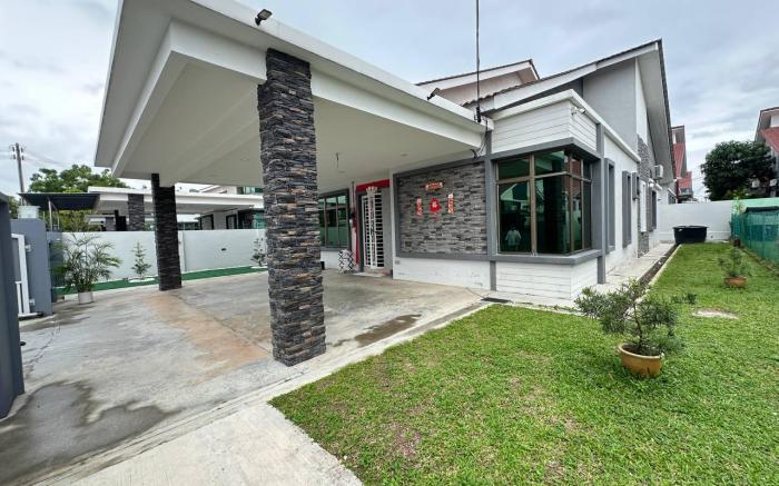 Good 8 people /near to cheng bunglow house melaka