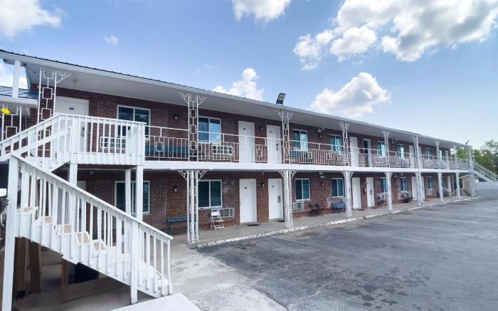 Imperial Inn by OYO Tazwell