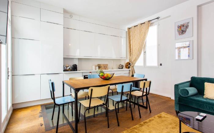 Bright Triplex - 4BR/10P - Moulin Rouge