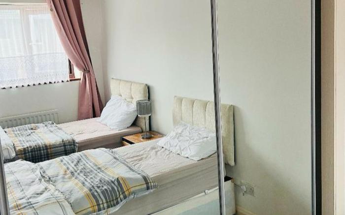 Bull Double bed in 3bedroom shared house 