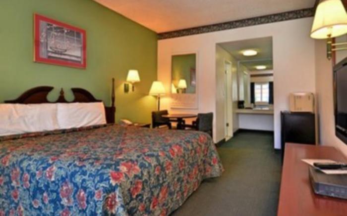 Rodeway Inn near Melrose Ave