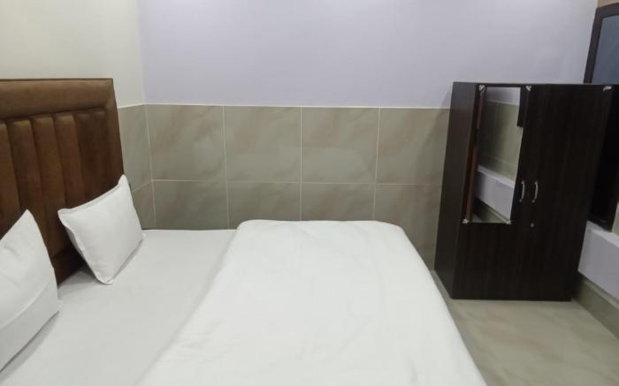 Goroomgo Dixit Residency Vrindavan