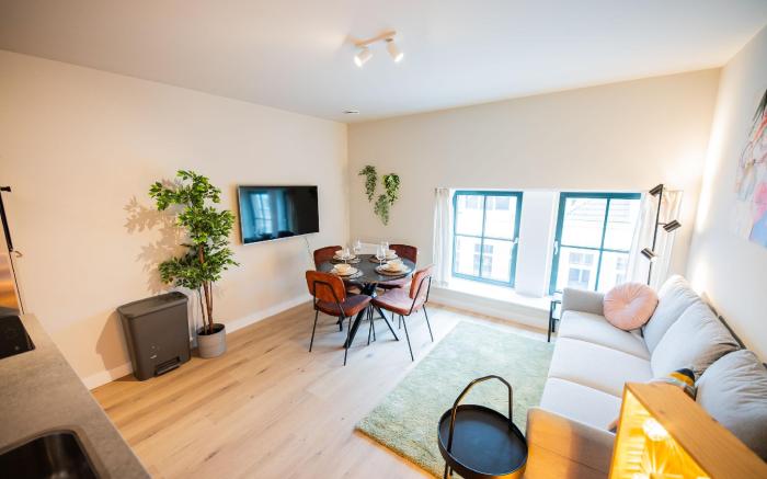 Contemporary Stylish 3BDR Apartment  PKA