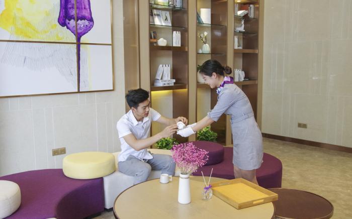 Lavande Hotels·Neijiang Heping Square
