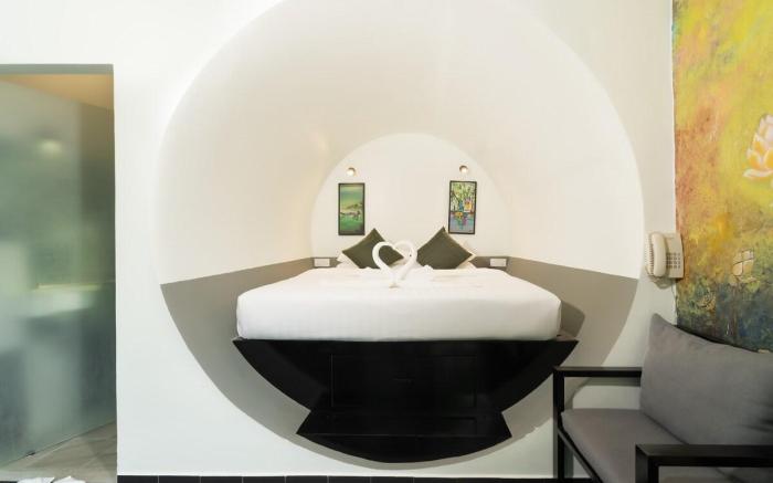 Adjoining 3 Rooms for Group Stay, access to pool