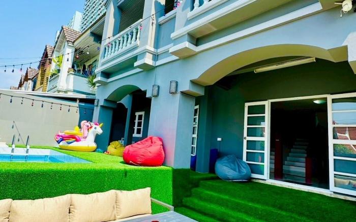 BEACH SIDE! Sleeps 30! Pool Table, Darts, BBQ, BAR
