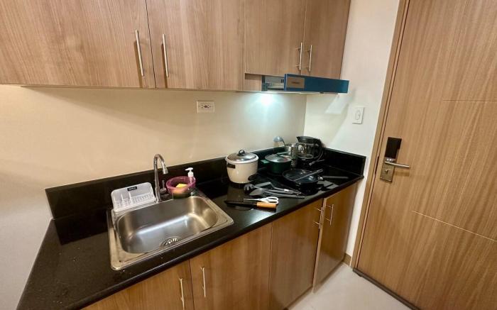 Serene Condo w/ Balcony, Wi-Fi, Pool & Gym, Makati