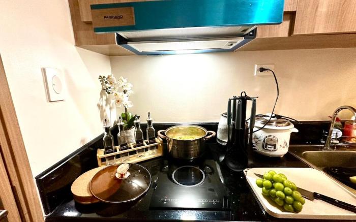 Sky rise Condo w/ Balcony & Pool at Makati 28flr