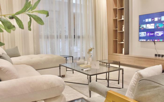 F1-Elegant High-Rise Apt with Modern Amenities