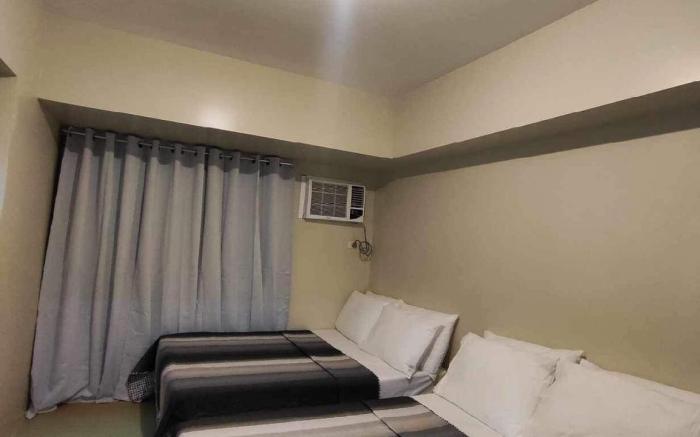 4 pax, 2 big beds, 8 pillows,