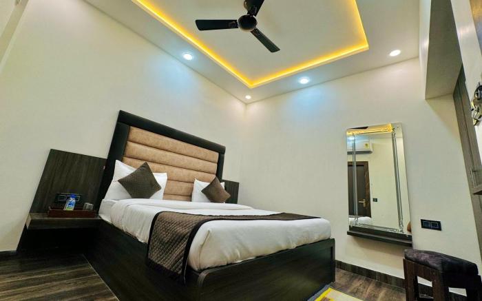 The SS Grand Near Taj Mahal