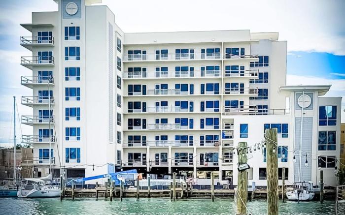 Chart House Marina Hotel