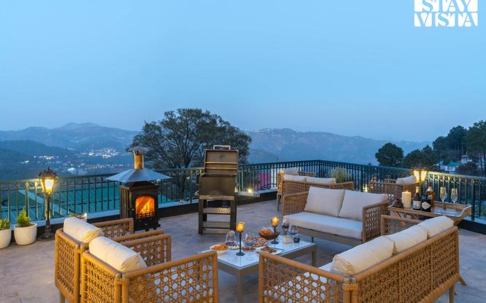 StayVista at Chestnut Manor-Sky Jacuzzi&Steam Room