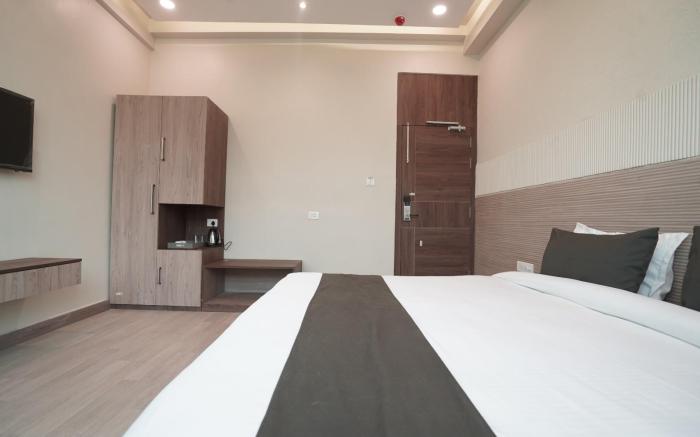 Aman Paradise Hotel & Banquets