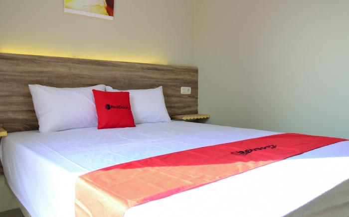 RedDoorz near Mangga Dua Square