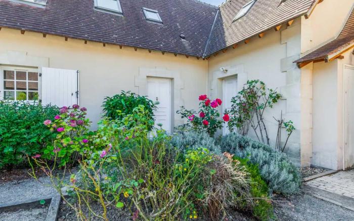 Charming house with garden in residence with pool