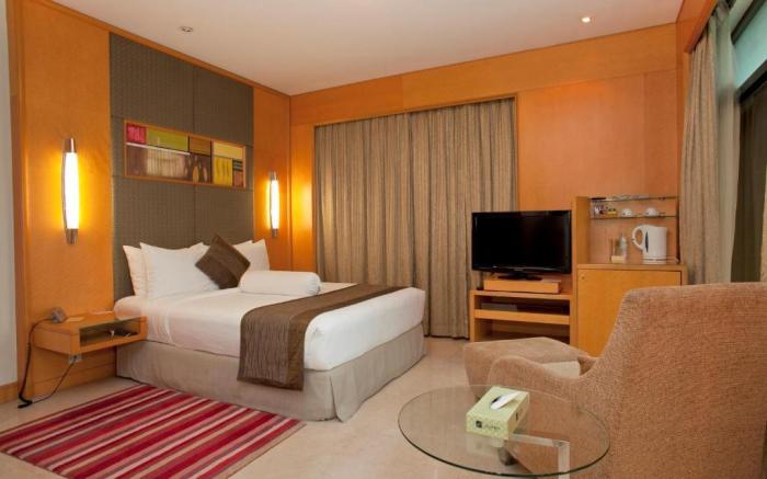 Lakeshore Hotel