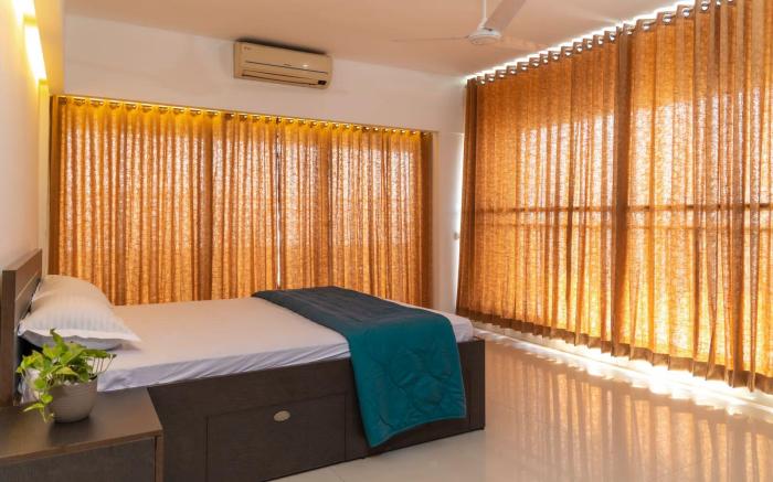Best 3BHK Seaview Serviced Apartment @Marine Drive