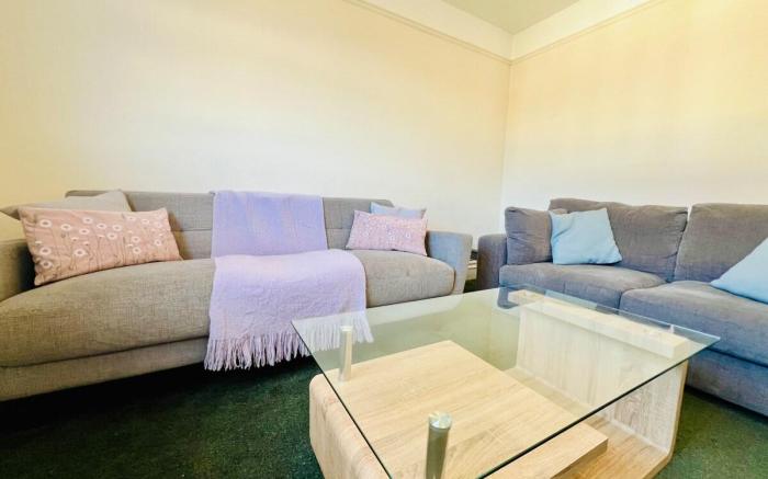 Large & Bright Holiday Home by Felixstowe Beach