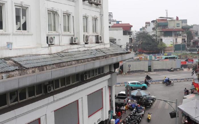Heart of Quarter Balcony, projector