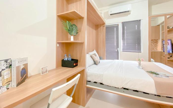 Warm Studio Room at Green Pramuka City By Travelio