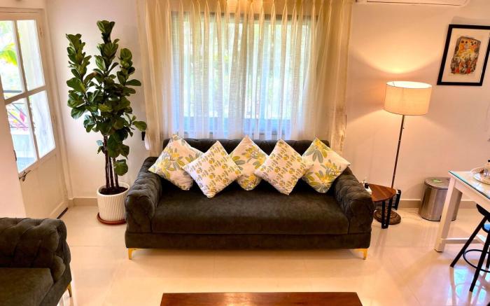 The Green Door Villa-Zalor, 500mtrs to Zalor Beach